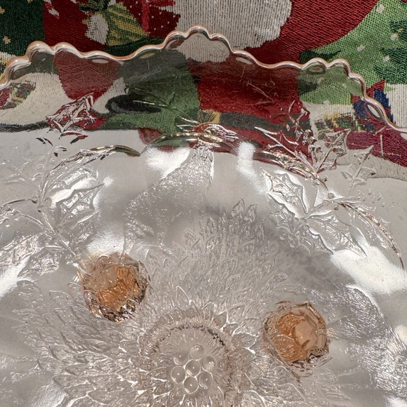 Holiday pink depression glass bowl with feet - Picture 4 of 4